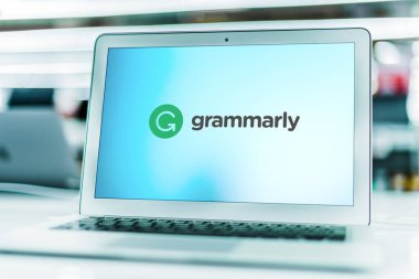 POZNAN, POL - MAR 15, 2021: Grammarly 'nin logosunu gösteren dizüstü bilgisayar, yapay zeka ve doğal dil işlemlerine dayalı dijital yazma yardımı sağlayan bir şirket