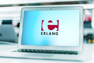 POZNAN, POL - APR 15, 2021: Erlang 'ın amblemini gösteren dizüstü bilgisayar, genel amaçlı, eşzamanlı, işlevsel programlama dili ve çöp toplayan çalışma zamanı sistemi