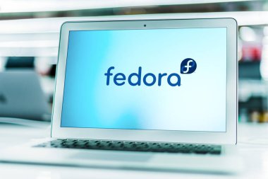 POZNAN, POL - APR 15, 2021: Fedora 'nın logosunu gösteren dizüstü bilgisayar, daha çok Red Hat tarafından desteklenen Fedora Projesi tarafından geliştirilen bir Linux dağıtımıdır.