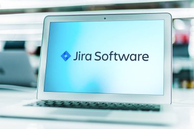 POZNAN, POL - APR 15, 2021: Jira 'nın logosunu gösteren dizüstü bilgisayar, Atlassian tarafından geliştirilen ve hata izleme ve çevik proje yönetimine olanak sağlayan tescilli bir izleme ürünü