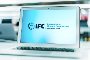 POZNAN, POL - APR 15, 2021: Daha az gelişmiş ülkelerde kalkınmayı teşvik etmek için yatırım, danışmanlık ve hizmet sunan bir kurum olan IFC 'nin logosunu gösteren dizüstü bilgisayar
