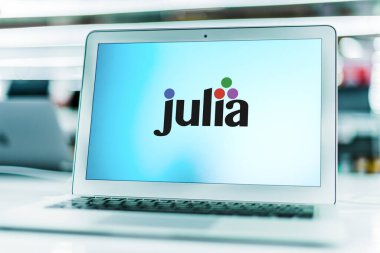 POZNAN, POL - 15 APR 2021: Yüksek seviye, yüksek performanslı, dinamik programlama dili Julia 'nın logosunu gösteren dizüstü bilgisayar