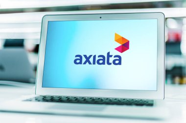 POZNAN, POL - 15 MAR 2021: Asya 'da kapsamlı operasyonları olan Malezya' nın çok uluslu telekomünikasyon şirketi Axiata 'nın logosunu gösteren dizüstü bilgisayar