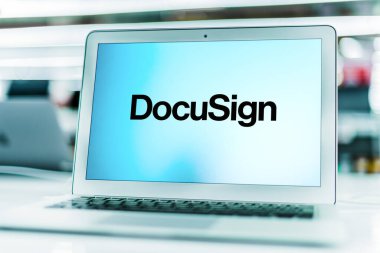 POZNAN, POL - MAR 24, 2021: Merkezi San Francisco, Kaliforniya 'da bulunan ve şirketlerin elektronik anlaşmaları yönetmesine olanak sağlayan Docusign' ın logosunu gösteren dizüstü bilgisayar