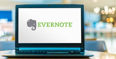 POZNAN, POL - SEP 23, 2020: Evernote 'un logosunu gösteren dizüstü bilgisayar, not alma, düzenleme, görev yönetimi ve arşivleme için tasarlanmış bir uygulama