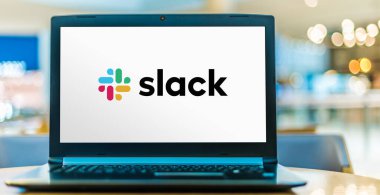 POZNAN, POL - SEP 23, 2020: Amerikan yazılım şirketi Slack Technologies tarafından geliştirilen tescilli bir ticari iletişim platformu olan Slack 'ın logosunu gösteren dizüstü bilgisayar