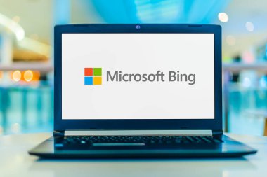 POZNAN, POL - SEP 23, 2020: Microsoft 'a ait ve işletilen bir web arama motoru olan Bing' in logosunu gösteren dizüstü bilgisayar