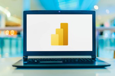 POZNAN, POL - SEP 23, 2020: Microsoft 'un bir iş analizi servisi olan Power BI' ın logosunu gösteren dizüstü bilgisayar