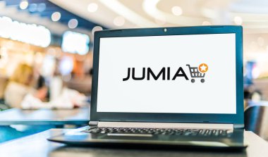 POZNAN, POL - SEP 23, 2020: Jumia 'nın logosunu gösteren dizüstü bilgisayar, elektronik için çevrimiçi bir pazar ve Afrika' daki diğerleri arasında moda