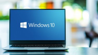 POZNAN, POL - MAR 15, 2021: Microsoft tarafından geliştirilen, pazarlanan ve satılan grafiksel işletim sistemi Windows 10 'un logosunu gösteren dizüstü bilgisayar