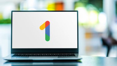 POZNAN, POL - FEB 6, 2021: Google tarafından geliştirilen ve genişletilmiş bulut depolama hizmeti sunan ve tüketici pazarı için tasarlanan bir abonelik servisi olan Google One 'ın logosu dizüstü bilgisayarda gösteriliyor