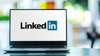 POZNAN, POL - 6 Şubat 2021: LinkedIn 'in logosunu gösteren dizüstü bilgisayar, web siteleri ve mobil uygulamalarla çalışan bir Amerikan iş ve istihdam odaklı hizmet