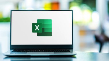 POZNAN, POL - FEB 6, 2021: Microsoft Excel 'in dizüstü bilgisayarı, Windows, MacOS, Android ve iOS için Microsoft tarafından geliştirilen bir hesap tablosu