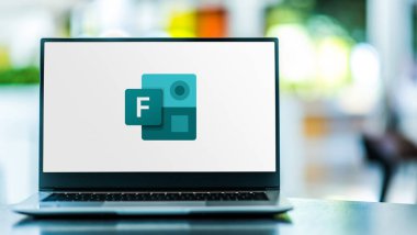 POZNAN, POL - 6 Şubat 2021: Microsoft Formlarının logosunu gösteren dizüstü bilgisayar, bir online anket yaratıcısı, Ofis 365 'in bir parçası