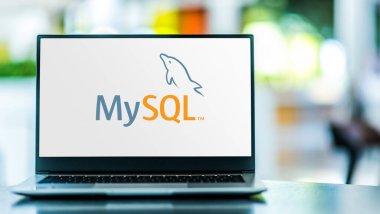 POZNAN, POL - 6 Şubat 2021: MySQL 'nin açık kaynaklı veritabanı yönetim sistemi (RDBMS)