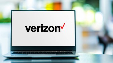 POZNAN, POL - 6 Şubat 2021: Amerikan çokuluslu telekomünikasyon şirketi Verizon Communications Inc. 'in logosunu gösteren dizüstü bilgisayar