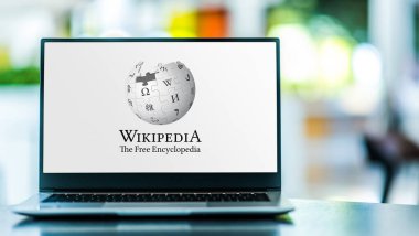POZNAN, POL - 6 Şubat 2021: Wikipedia 'nın logosunu gösteren dizüstü bilgisayar, çok dilli, web tabanlı, ücretsiz ansiklopedi, kar amacı gütmeyen bir kuruluş olan Wikimedia Vakfı' nın sahip olduğu ve desteklediği