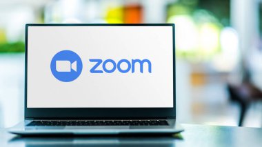 POZNAN, POL - 6 Şubat 2021: Zoom, videotelephony ve çevrimiçi sohbet hizmetlerinin logosunu gösteren dizüstü bilgisayar, bulut tabanlı bir peer-to-peer yazılım platformu üzerinden