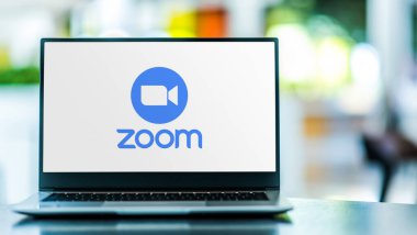 POZNAN, POL - 6 Şubat 2021: Zoom, videotelephony ve çevrimiçi sohbet hizmetlerinin logosunu gösteren dizüstü bilgisayar, bulut tabanlı bir peer-to-peer yazılım platformu üzerinden