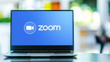 POZNAN, POL - 6 Şubat 2021: Zoom, videotelephony ve çevrimiçi sohbet hizmetlerinin logosunu gösteren dizüstü bilgisayar, bulut tabanlı bir peer-to-peer yazılım platformu üzerinden