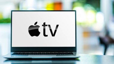 POZNAN, POL - 6 Şubat 2021: Apple TV 'nin logosunu gösteren dizüstü bilgisayar, Apple Inc. tarafından geliştirilen ve satılan bir dijital medya oynatıcı ve mikro konsol