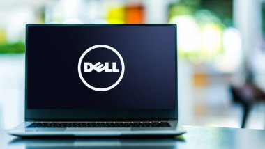 POZNAN, POL - 6 Şubat 2021: Dell 'in logosunu gösteren dizüstü bilgisayar, bilgisayar ve ilgili ürün ve hizmetleri geliştiren, satan ve destekleyen çok uluslu bir bilgisayar teknolojisi şirketi.