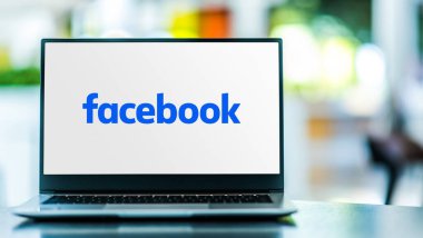 POZNAN, POL - 6 Şubat 2021: Facebook 'un logosunu gösteren dizüstü bilgisayar, Menlo Park, Kaliforniya merkezli bir Amerikan çevrimiçi sosyal medya ve sosyal ağ hizmeti şirketi