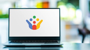 POZNAN, POL - 6 Şubat 2021: Google tarafından geliştirilen ve Google hizmetlerinin sunuculuğunu geliştirmeye yönelik bir kitle kaynak platformu olan Crowdsource 'un logosunu gösteren dizüstü bilgisayar 