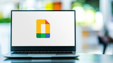 POZNAN, POL - 6 Şubat 2021: Google tarafından geliştirilen bir kelime işlemcisi olan Google Docs 'un logosunu gösteren dizüstü bilgisayar