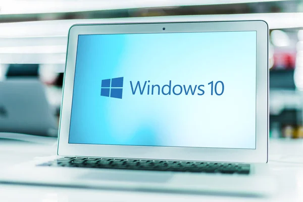 Poznan Pol 2021年3月15日 Microsoftによって開発 販売され 販売されているグラフィックオペレーティングシステム Windows 10のロゴを表示するラップトップコンピュータ — ストック写真