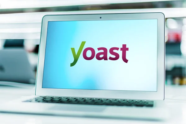 Poznan Pol Mar 2021 Laptop Komputer Wyświetlający Logo Yoast Seo — Zdjęcie stockowe
