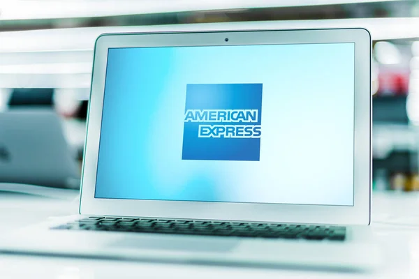 Poznan Pol 2021年3月15日 ニューヨーク市に本社を置く多国籍金融サービス企業The American Express Company Amex のロゴが表示されたノートパソコン — ストック写真
