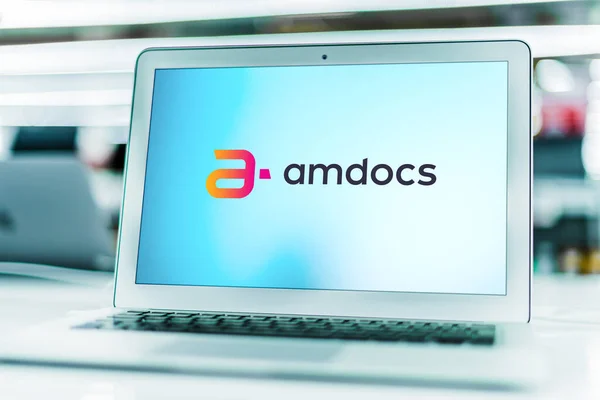 Poznan Pol Mar 2021 展示Amdocs标志的笔记本电脑 Amdocs是一家专门从事通信 媒体和金融服务提供商及数字企业的软件和服务的公司 — 图库照片