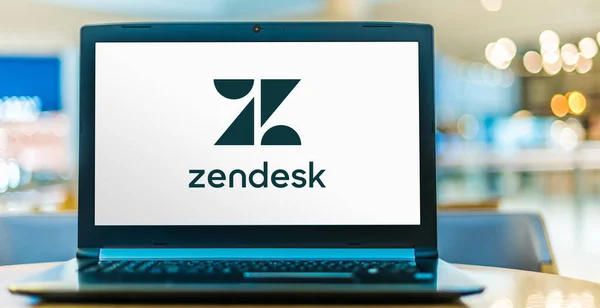 Poznan Pol 2020年9月23日 米国カリフォルニア州サンフランシスコに本社を置く顧客サービスソフトウェア会社 Zendesk Inc のロゴが表示されたノートパソコン — ストック写真