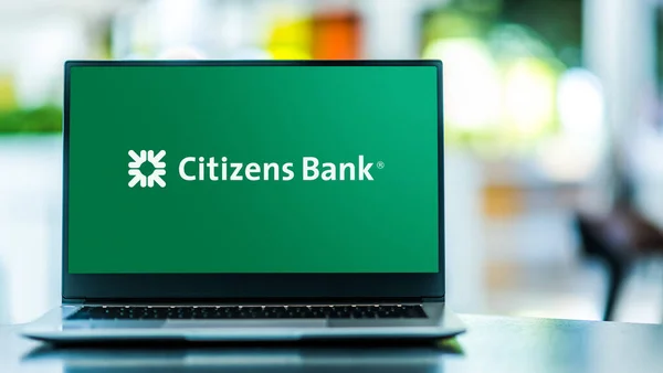 Познан Пол Мар 2021 Портативный Компьютер Логотипом Citizens Financial Group — стоковое фото