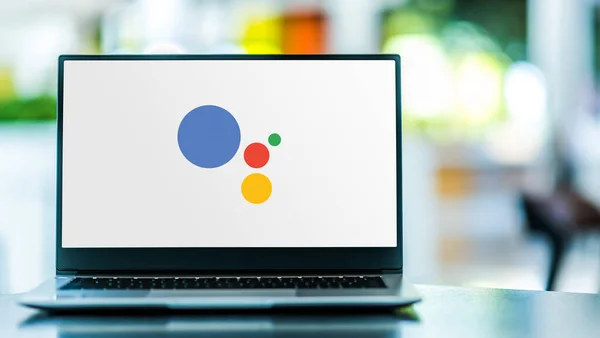 Poznan Pol Feb 2021 Computador Portátil Exibindo Logotipo Google Assistant — Fotografia de Stock