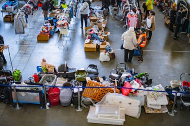 POZNAN, POL - 12 MAR 2022: 2022 'de Rusya' nın Ukrayna 'yı işgalinden sonra Polonya' da sivil toplum tarafından Ukrayna 'ya insani yardım düzenlendi