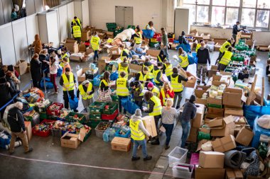 POZNAN, POL - 12 MAR 2022: 2022 'de Rusya' nın Ukrayna 'yı işgalinden sonra Polonya' da sivil toplum tarafından Ukrayna 'ya insani yardım düzenlendi