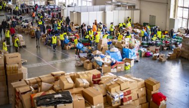 POZNAN, POL - 12 MAR 2022: 2022 'de Rusya' nın Ukrayna 'yı işgalinden sonra Polonya' da sivil toplum tarafından Ukrayna 'ya insani yardım düzenlendi