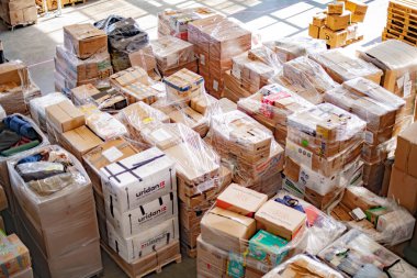 POZNAN, POL - 12 MAR 2022: 2022 'de Rusya' nın Ukrayna 'yı işgalinden sonra Polonya' da sivil toplum tarafından Ukrayna 'ya insani yardım düzenlendi