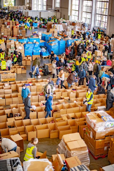 POZNAN, POL - 12 MAR 2022: 2022 'de Rusya' nın Ukrayna 'yı işgalinden sonra Polonya' da sivil toplum tarafından Ukrayna 'ya insani yardım düzenlendi