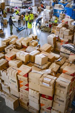 POZNAN, POL - 12 MAR 2022: 2022 'de Rusya' nın Ukrayna 'yı işgalinden sonra Polonya' da sivil toplum tarafından Ukrayna 'ya insani yardım düzenlendi