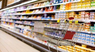 Süpermarketin rafında bir alışveriş arabası.