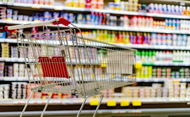 Süpermarketin rafında bir alışveriş arabası.