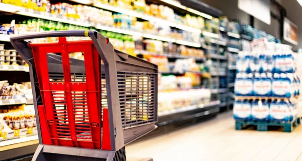 Süpermarketin Rafında Bir Alışveriş Arabası — Stok fotoğraf