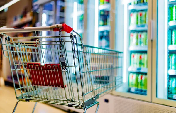 Carrello Della Spesa Vicino Uno Scaffale Supermercato — Foto Stock