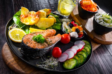 Patates ve sebze salatalı kızarmış somon.