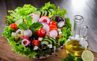 Sebze salatalı kompozisyon. Dengeli diyet.