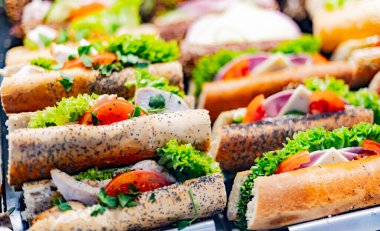 Fast food restoranında taze hazırlanmış sandviçler satılıyor..