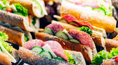 Fast food restoranında taze hazırlanmış sandviçler satılıyor..